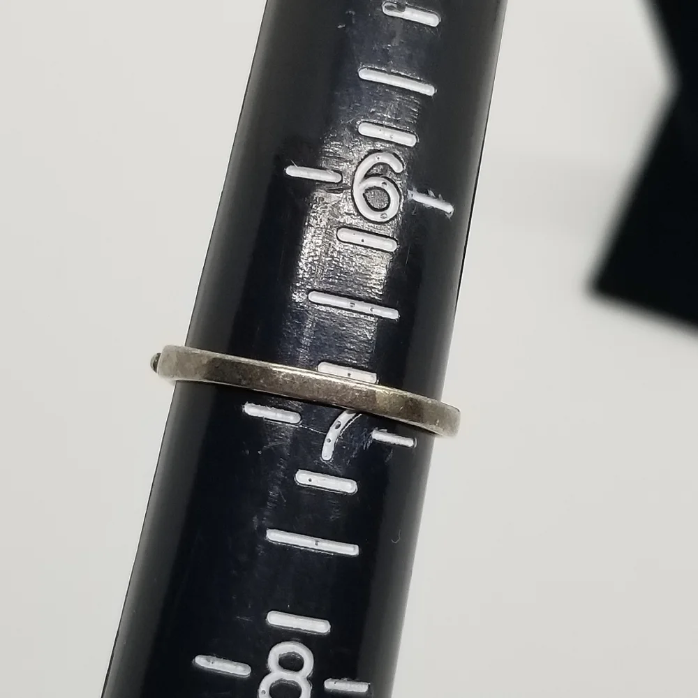 sterling silver ring with white glass cats eye and leaf detail size 6.75